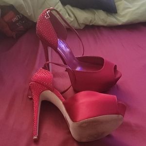Size 8.5 red pumps